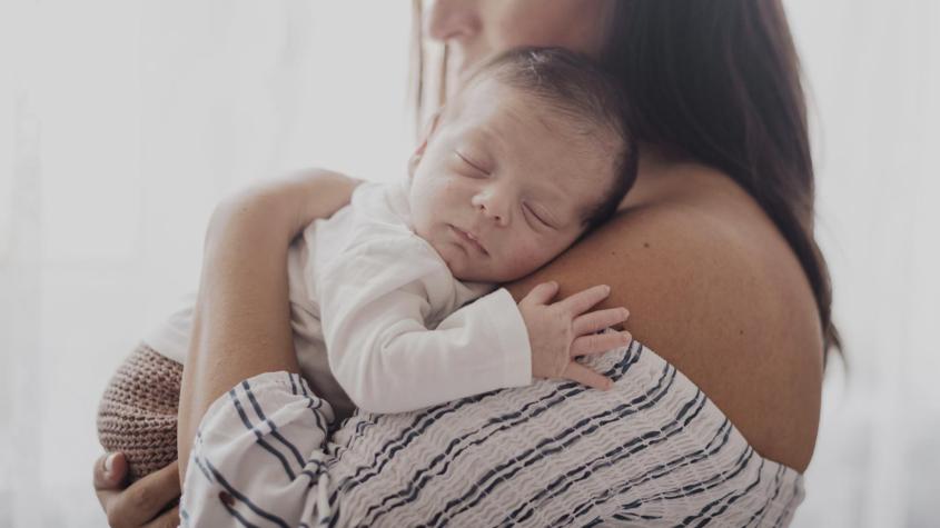 Se buscan voluntarios para abrazar a bebés abandonados: estos son los requisitos para dar contención