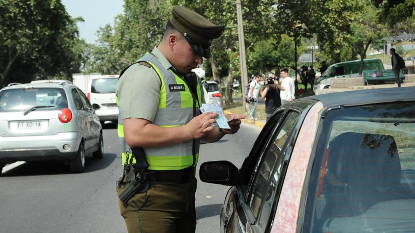 Multas podrían superar los $69 mil: el particular lugar donde está prohibido estacionar en Chile