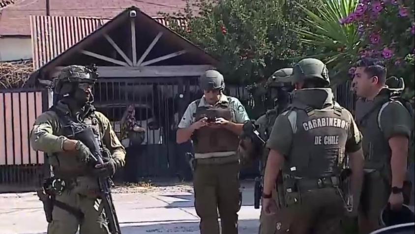 Estación Central: Delincuente huyó de inspectoras municipales y terminó parapetado en el baño de un vecino