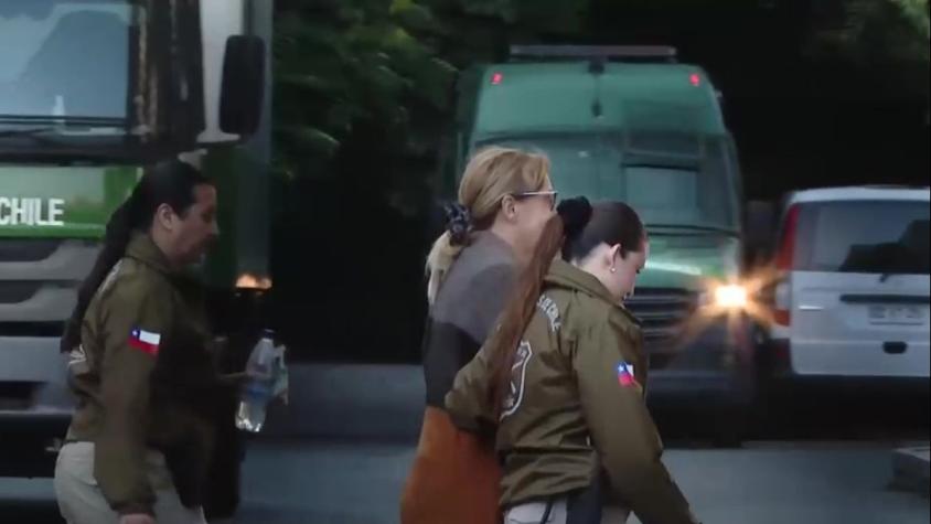 Auto polarizado y "acto fallido" al ingresar: así fue la caótica llegada de Ángela Vivanco al Centro de Justicia