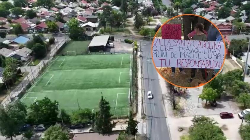 "Ni siquiera dejan limpio": Vecinos de Macul acusan cinco años de abandono y descontrol por canchas de fútbol