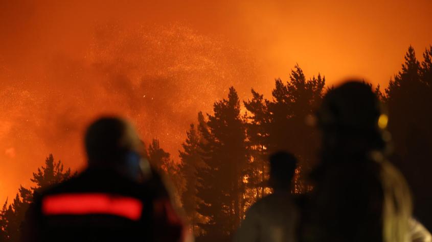 Solicitan evacuar sectores de Parral, Río Laja y Chillico por incendio forestal en Región del Biobío