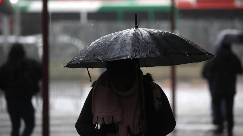 Vuelven las lluvias a Santiago: qué día y cuánta agua se espera