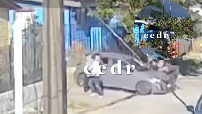 Impactantes imágenes del momento en que un auto arremete contra cuatro jóvenes en Puerto Montt