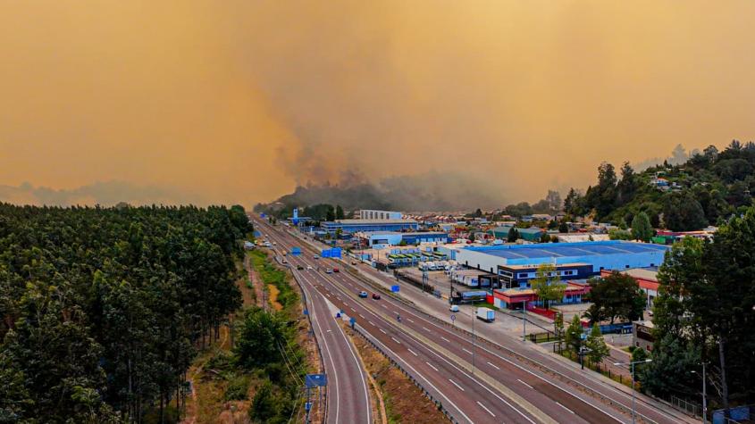 Viralizan videos de caravana de Bomberos desde Santiago rumbo a combatir incendios en Ñuble y Biobío