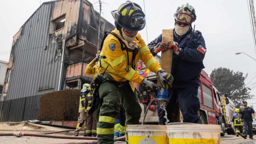 Bomberos denuncian ataque a disparos mientras combatían el fuego en Concepción