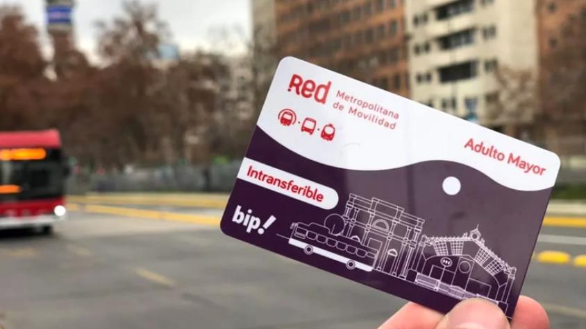 Desde los 65 años pagas la mitad en el transporte público: Así puedes acceder a la Tarjeta Bip! Adulto Mayor