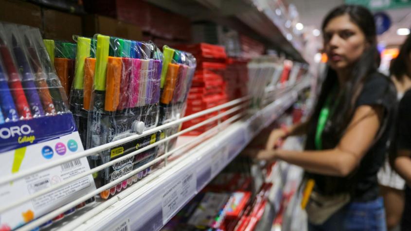 ¿Dónde están los útiles escolares más baratos? Sernac lanza cotizador con diferencias de hasta 3.500%