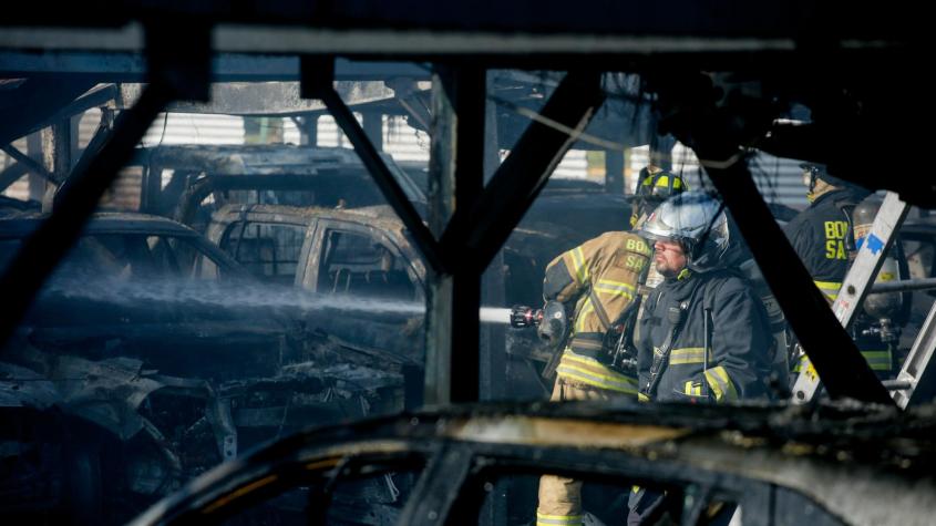 "Ella decía que buscara a su marido": El dramático relato de vecino que rescató a pareja en moto tras explosión en Renca