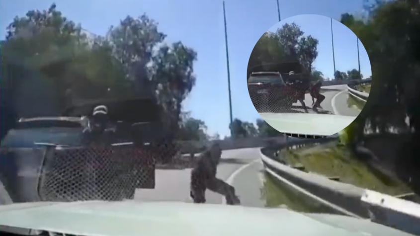 Polémica maniobra de conductor para evitar encerrona: atropelló a uno de los delincuentes 
