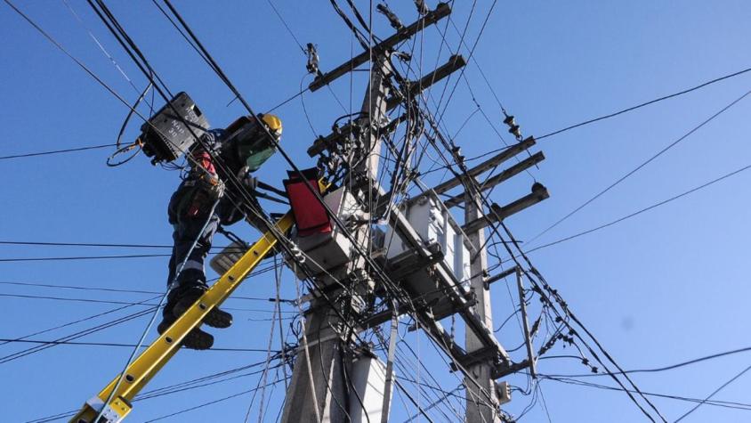 Confirman corte de luz en 10 comunas de la RM este viernes 27 de febrero: revisa los sectores y horarios
