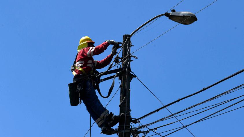 Anuncian cortes de luz para HOY en 11 comunas de la RM: revisa horarios y sectores afectados
