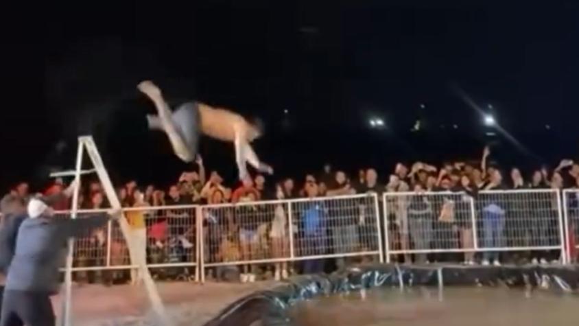 Revelan desconocido antecedente sobre la polémica competencia de "guatazos" en Mejillones: un hombre cayó de cabeza