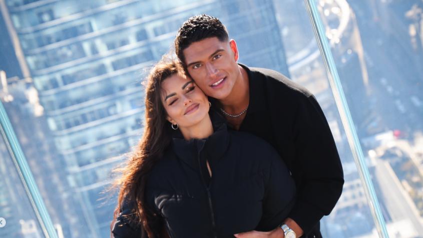 Revelan el motivo por el que Sammis Reyes apareció sin polera en una foto junto a su hija recién nacida