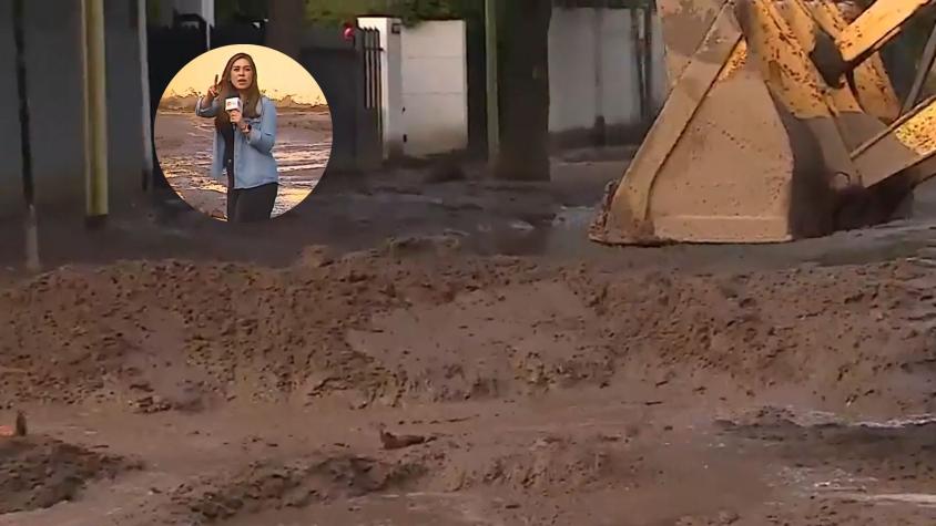 Periodista de Tu Día sufre problema en sector de Las Condes que quedó lleno de barro tras intensas lluvias: "En cuestión de segundos"