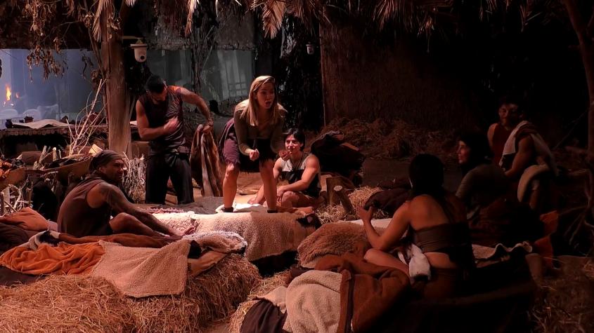 Mundos Opuestos | Capítulo 172: fuerte pelea entre Valentina y Vanessa tensiona el Pasado