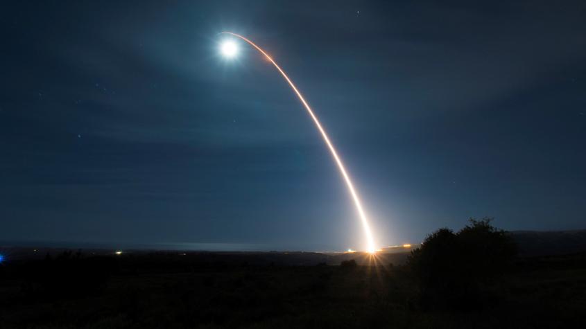 Fuerza Espacial de EEUU lanza el “misil del fin del mundo” en medio de la escalada del conflicto con Irán y máxima tensión en Medio Oriente