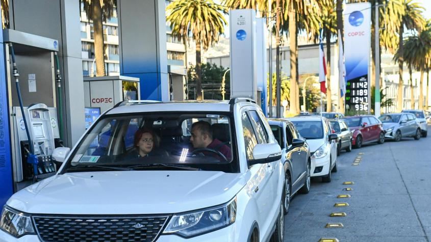 Largas filas en bencineras tras histórico anuncio sobre el alza de los combustibles
