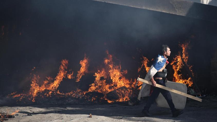 Tenso operativo en Río Mapocho: hombre decidió quemar su propio ruco ante desalojo