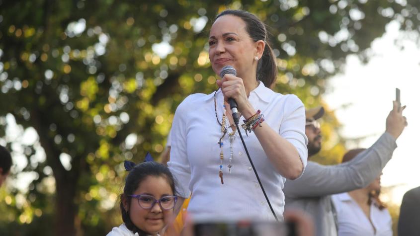 El sorpresivo y emotivo encuentro de María Corina Machado con jóvenes venezolanos en La Moneda: "Mi mamá te ama"