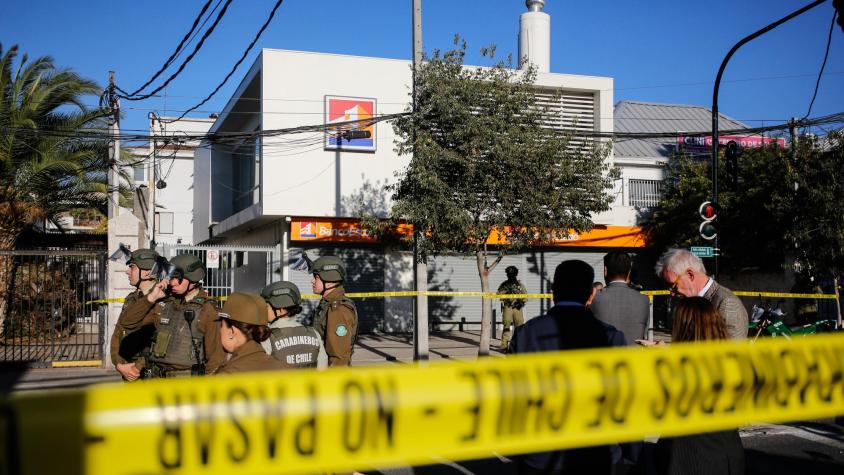 De terno y sombrero: sujeto se hizo pasar por trabajador para asaltar un banco en Providencia