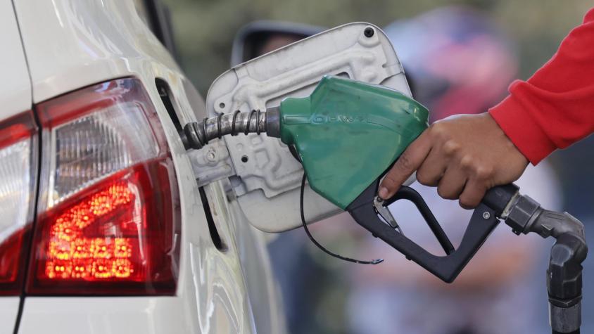 Mitos y verdades: tips para ahorrar bencina tras el alza de precios