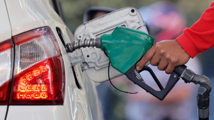 Histórica alza: esto subirán las bencinas desde este jueves 26 de marzo
