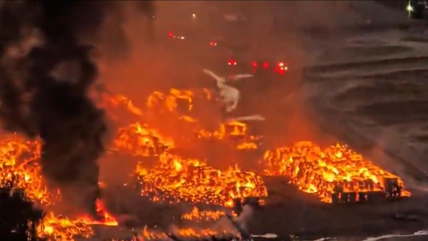 Senapred solicitó evacuar sector de Puente Alto por incendio de gran magnitud en papelera