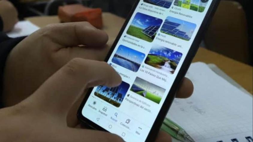 Prohibición de celulares en colegios parte este lunes: ¿Qué establecimientos deberán aplicar la medida?