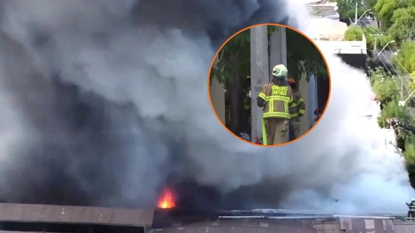 Reportan gran incendio en Santiago Centro: fuego afecta a fábrica de plásticos y químicos