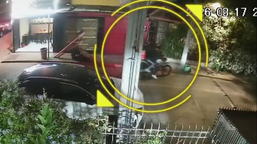 Arma de delincuentes falló: Funcionario de PDI baleó a asaltantes y frustró robo en local de Estación Central