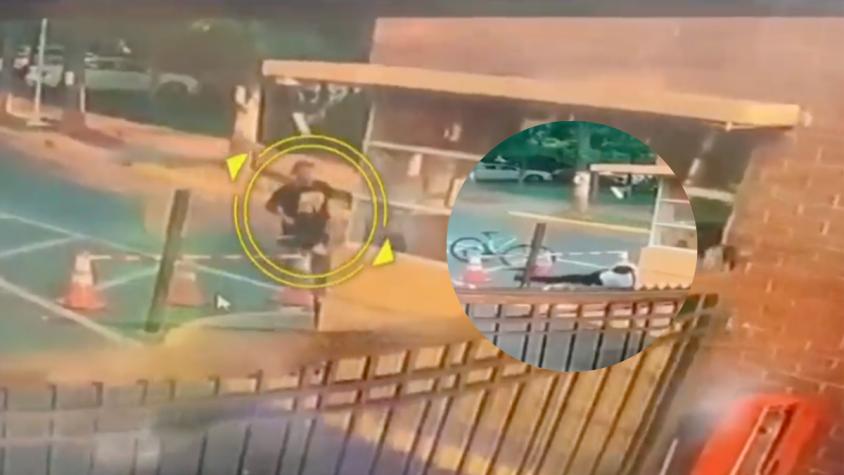 Video: hombre golpeó brutalmente a un conserje y segundos después atropelló a su compañero