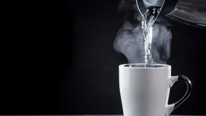 Conmoción en Indonesia: niño de 12 años muere tras beber agua hirviendo obligado por su madrastra