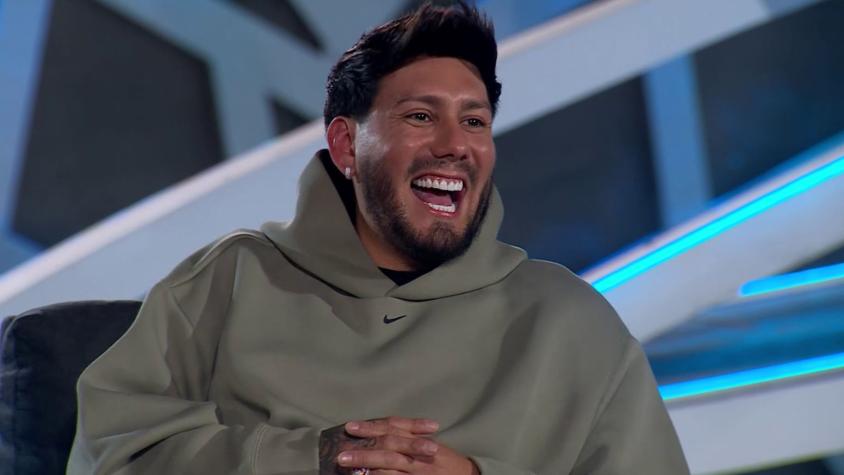 Es funcionaria de Carabineros: pareja de Dash se mostró con su uniforme en publicación junto al chico reality