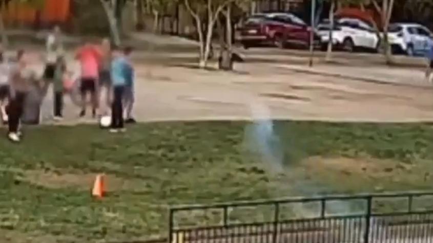 Indignación en Maipú por vecino que tiró petardo a niños que jugaban en una plaza: "Él tenía una pistola"