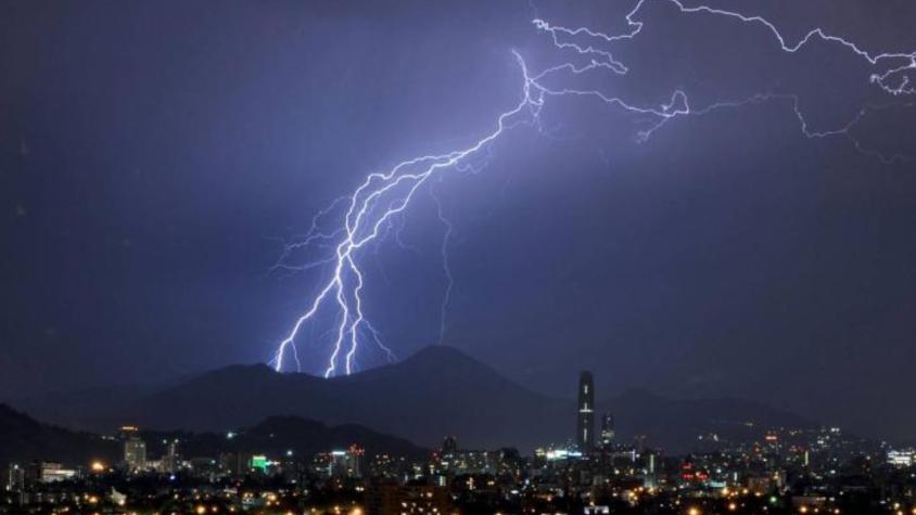 Michelle Adam informa a qué hora comienzan las tormentas eléctricas en Santiago
