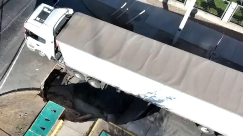 Quedó colgando: Impactante video muestra a camión suspendido en el aire tras caer en socavón en Renca