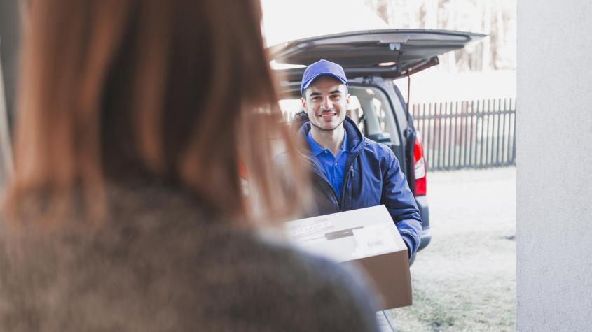 Abren 400 cupos para repartidores con sueldos de 1 a 3,6 millones de pesos: requisitos y cómo postular