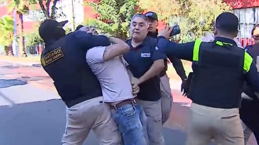 Detención en vivo: hombre colombiano se enfrentó a guardias de Santiago y habría intentado incendiar camión
