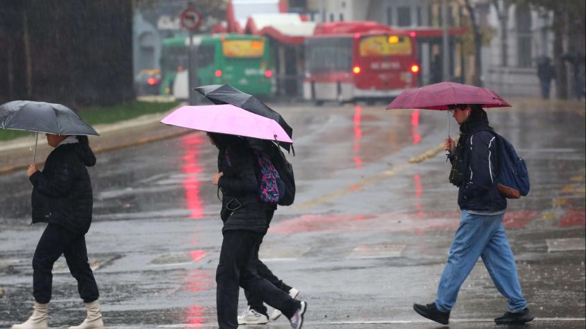 A esta hora llegarán las lluvias a la Región Metropolitana: hay probabilidad de tormentas eléctricas