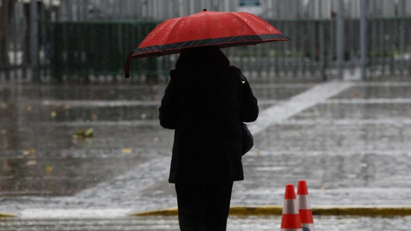 Regresan las lluvias a la Región Metropolitana: revisa el día y los sectores donde precipitará