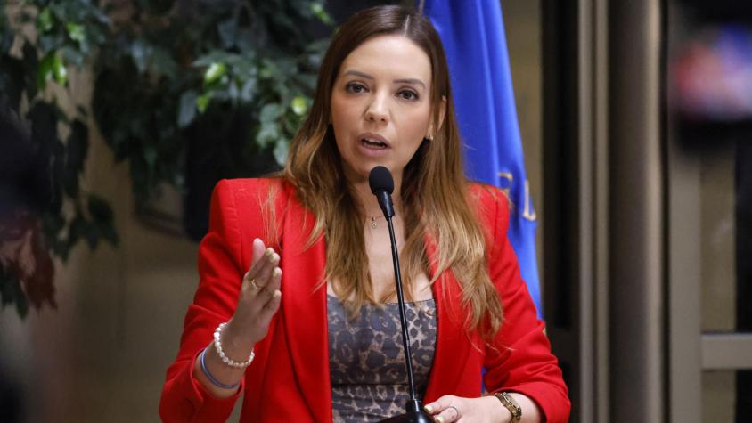 Revelan millonario sueldo de la secretaria de Camila Flores: supera ampliamente el de sus asesores