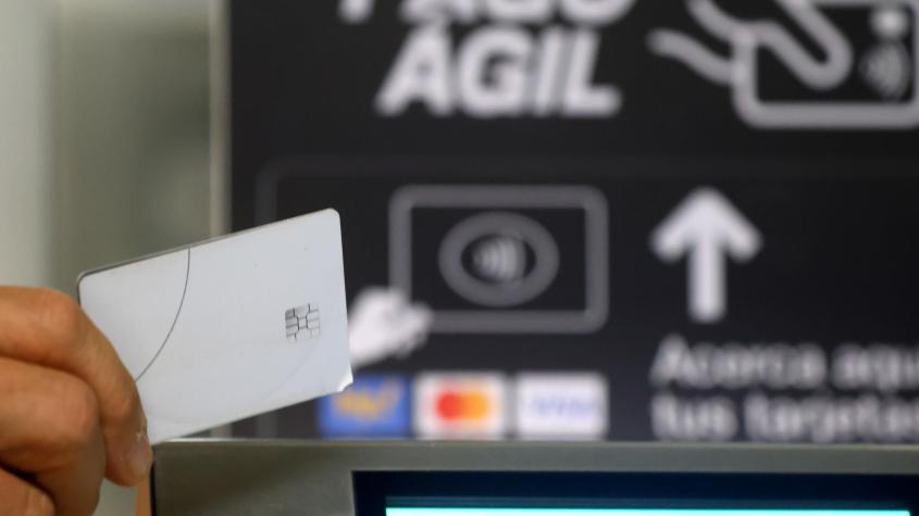 El truco de envolver tarjetas de débito y crédito en papel aluminio: para qué se usa y si realmente funciona