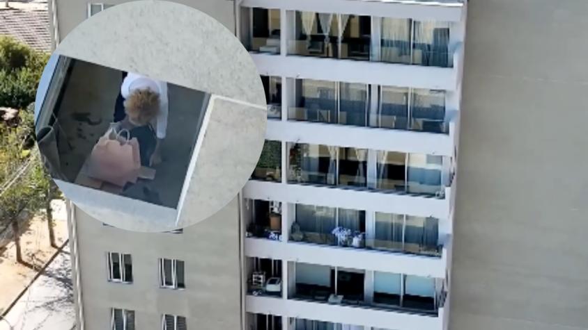 Insólito: vecina prende fuego para cocinar en balcón de edificio en Macul