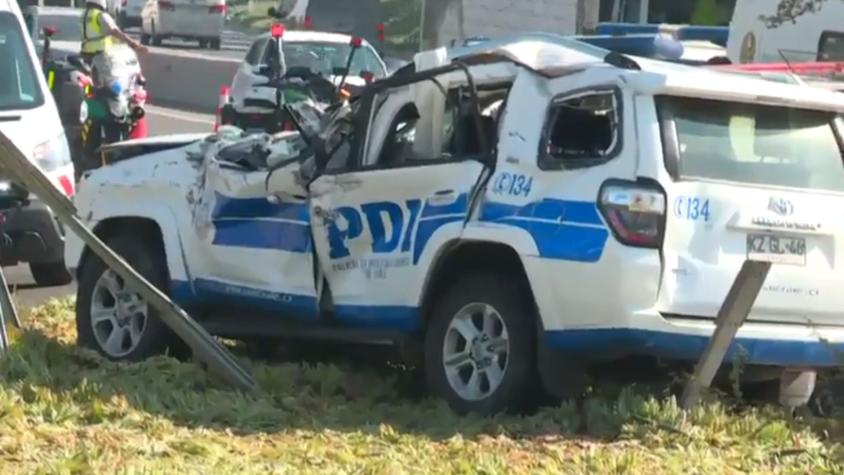 Vehículo de la PDI vuelca en cercanías del aeropuerto: una detective salió eyectada tras accidente