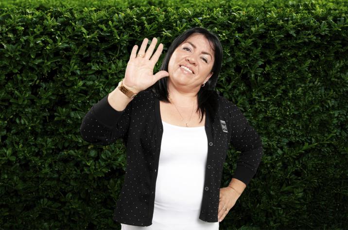 Ella es Sandra, la ama de llaves que hace cucharita con Joche y se da piquitos con Kanela en Vecinos al límite