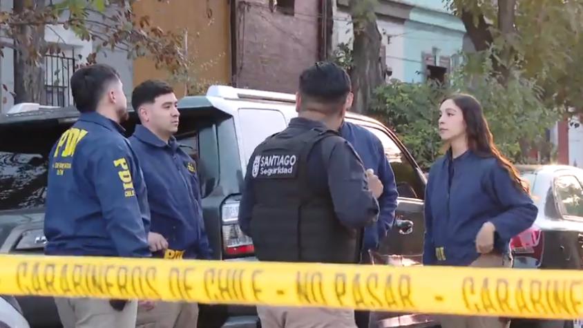Fue atacada con un arma blanca: hallan a mujer asesinada en plena vía pública de Santiago 