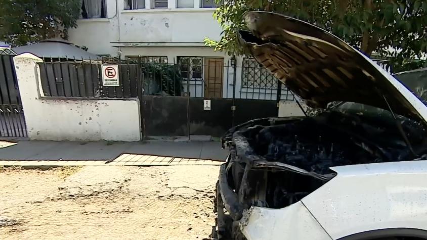 Pareja despertó con su camioneta quemada en Ñuñoa: cámaras habrían captado a un hombre iniciando el fuego