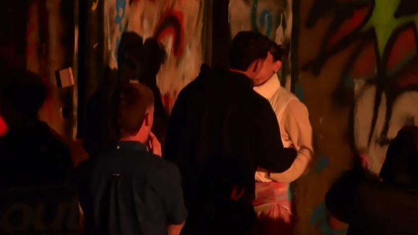 El primer beso apasionado en Vecinos al límite: una de las protagonistas es expareja de conocido chico reality