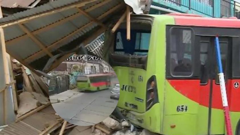 Se fue en reversa por una pendiente: micro bajó sin control e impactó una vivienda en Valparaíso
